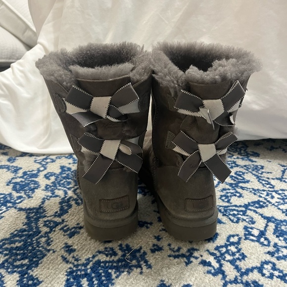 UGG Grey Bailey Bow II sz10 - Picture 3 of 5